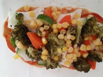 step3: 灑上起士絲,香料及各項<span class="group_1">食材</span>,最後在灑上起士絲,起士粉,放入預熱烤箱250度,烘烤20分左右即成