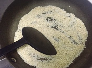 step2: 同時間把芝麻在令一爐上以白鑊慢火不停炒，千萬不要停，不然會有部分變焦。炒到芝麻金黃色後關火待涼備用。
