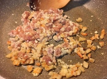 step3: 倒少許落鑊爆香蒜蓉後，先加入蝦乾、肉碎炒一下