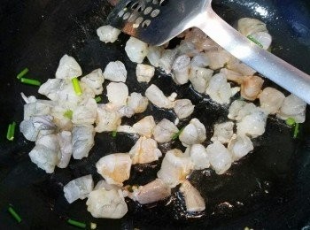 step3: 將韮菜粒料盛起，再爆蝦仁，灒酒，半熟盛起。
唔好洗鑊，爆香<span class="group_2">醬汁</span>，再將所有材料回鑊兜勻，已經聞到好攻鼻嘅麻辣味?喇。