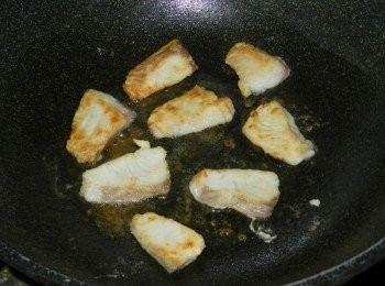 step3: 將切好的魚片放在麵粉上沾一下,，起一油鍋，下魚片煎刺刺的