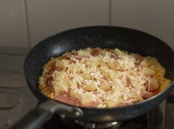 step8: 鋪上大部份芝士碎，之後隨意鋪上菠蘿及火腿，再鋪上淨下的芝士碎