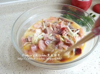 step9: 將待涼的配料放入 , 加多少許胡椒粉入蛋液內拌勻