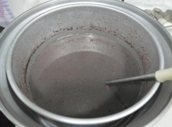 step5: 第二次燜煮後拌入細砂糖攪拌..我還放了湯圓進去^^" 外鍋在倒入1/2杯水煮至開關跳起即完成!!!! 切記糖一定要在煮好紅豆才加喔~~不然不會化開喔!!