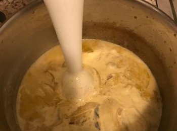 step5: 水滾後, 用中火煮大約十分鐘, 然後用手動打碎機將洋蔥及南瓜打碎