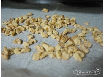 step2: 核桃放入烤箱以180℃烤10分鐘，取出放涼備用。