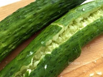 step1: 青瓜洗淨用刀拍扁，去粰，用手隨意的撕成塊，也可以用刀切塊。