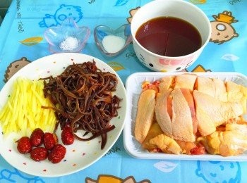 step1: 將雞洗淨斬件，用醃料醃半小時. 薑去皮切絲.
木耳洗淨，浸軟，去蒂後切絲備用