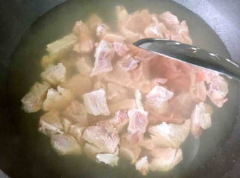 step2: 鍋裡燒水，放入牛腩飛水，撈起備用。