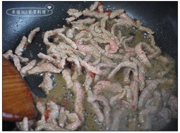step5: 放入牛肉絲翻炒。