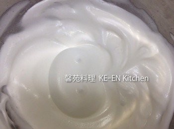 step6: 蛋白加入砂糖（30g）用打蛋器打至蛋白漲大硬挺