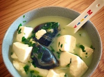 step3: 如果想當這個為藥用湯，就不加蔬菜，不用清雞湯，只用水，水用2碗就夠，豆腐不用煎。薑、皮蛋、豆腐凍水落，一滾起可放入芫茜滾8分鐘，加入鹽煮多一會即可。因為只用水煮，鹽不防下多少少才有味，因為鹽都殺菌。不嫌淡可以下少點鹽都無問題！如果想方便小朋友飲，可以將芫茜切碎煮。