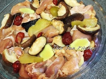 step2: 雞件加入醃料拌勻，再下其餘材料一同拌勻，醃半小時。煮滾水，中火隔水蒸12-15分鐘即成。想滑其實可以蒸12分鐘，熄火焗2-3分鐘。因每個爐火力唔同，要自己決定蒸多久。