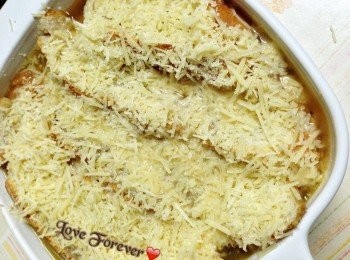 step3: 撒上芝士，放入已預熱的焗爐，用190度焗直至芝士微焦。