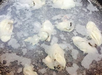 step2: 焗爐預熱攝氏230度。準備一鍋水，下少許鹽，燒滾後放入蠔川燙約20秒。撈起後用廚房紙印乾。