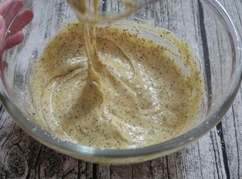 step3: 接著過篩低筋麵粉與倒入沙拉油，攪拌至蛋黃糊無顆粒狀。