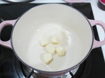 step1: 在鍋中加入些許油後放入蒜頭炒香。