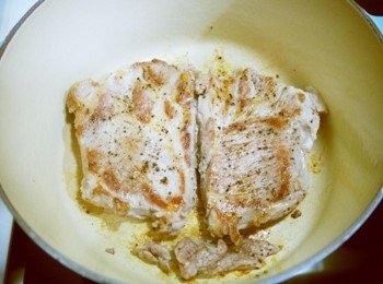 step3: 直接在鑄鐵鍋中放入豬排煎^^