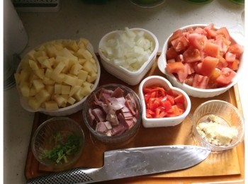 step1: 將所有材料切粒，蒜頭切末，備用。