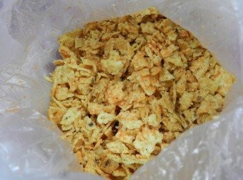 step6: 把玉米脆片放入塑膠袋中捏碎