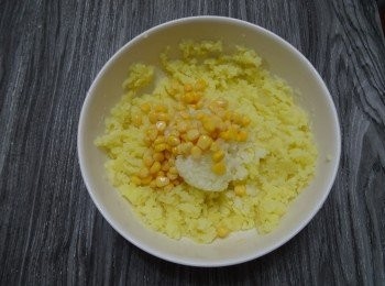 step3: 取出薯粒倒去水份;  襯熱用叉將薯肉壓碎; 加入糖／鹽／洋蔥碎及粟米粒撈勻