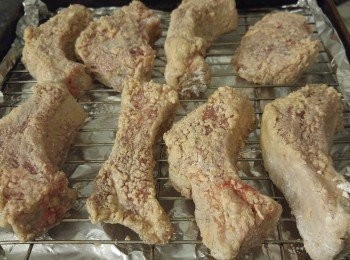 step3: 先預熱焗爐或水波爐過熱水蒸氣爐温230度, 豬肋骨放入一個新保鮮袋內, 將脆粉的粟粉加入豬肋骨內, 然後搖混再加入油份再次搖混。