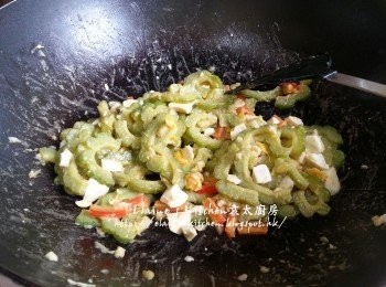 step8: 最後加入餘下的一半份量鹹蛋黃拌勻炒1分鐘即可