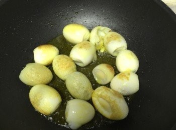 step2: 熱鍋下油，倒入雞蛋，煎至兩面金黃有皺皮就可以了