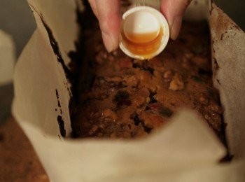 step12: 待涼將蛋糕刺孔並倒入黑罧酒浸透入蛋糕內隨增加香味還可保存久一點