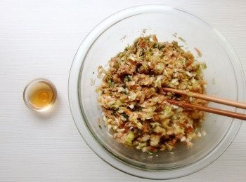 step6: 依序加入醬油,胡椒粉攪拌均勻,由於高麗菜甜份十足,可不加糖之類的<span class="group_6">調味料</span>,最後再加入芝麻香油提味即可。先放冰箱冷藏入味。