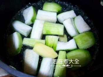 step2: 水滾後加入節瓜和薑片中火煲10分鐘