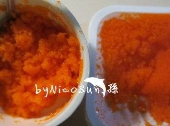 step1: 市售蝦卵拌一匙美乃滋備用 (如果您用的是明太子.把魚卵膜撕開.拌入一點牛奶及美乃滋即可)