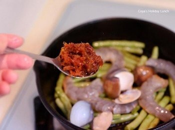 step4: 下辣椒和XO醬還有鹽巴，拌炒一下