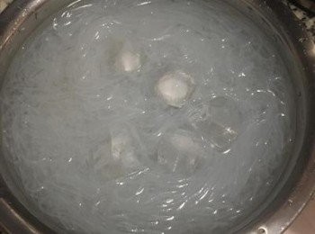 step5: 直接用煮<a href="https://bit.ly/3EZL8dD" target="_blank" data-keyword="雞胸" class="guide-link"><strong>雞胸</strong></a> <span style="display:inline-block;vertical-align:middle;margin-top:-3px;color:initial;border-radius:3px;padding:2px 3px;font-size:12px;line-height:14px;background:#87d300;color:#fff;">即買</span> 肉的水再煮冬粉、青豆仁和紅蘿蔔，冬粉只要煮到透明就撈起來用可飲用水沖洗泡冰水，降溫後馬上瀝乾備用。