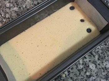 step11: 接著烤箱預熱到170度。
並順序的放入藍莓，要一排一排的放，藍莓才不會堆疊，最後藍莓會慢慢沉入麵糊中。