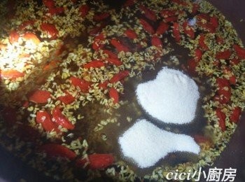 step4: 再加入魚膠粉，拌勻至溶，然後熄火。