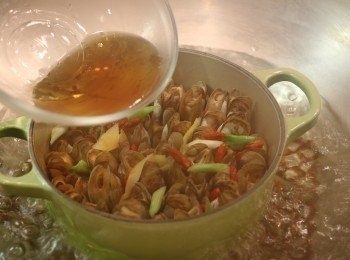 step6: 然後倒入花雕酒，小鍋加蓋蒸5-6分鐘後即可。