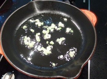 step8: 熱油鍋後加入蔥白爆香。