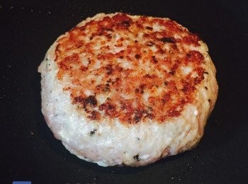 step2: 燒熱白鑊後轉中火放入豬肉，煎時用鑊鏟略壓至大約一吋厚，每邊煎約8分鐘至金黃且熟透。煎完豬柳後，用同一隻鑊將雞蛋煎成太陽蛋。黑松露醬與美乃滋混合備用。