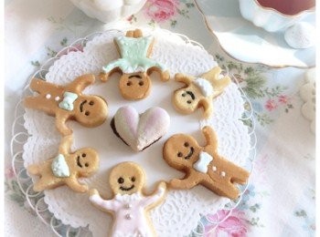 step7: 發揮創意，用糖霜筆繪畫薑餅人，待乾透便完成。

Enjoy❤️❤️