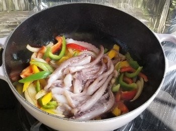 step4: 爆香配料後，加入魷魚鬚炒勻。