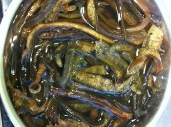 step1: 乾海茸以凍水浸20分鐘，清洗備用。