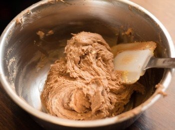 step4: 分兩至三次加入已篩好之乾材料拌至完全混合