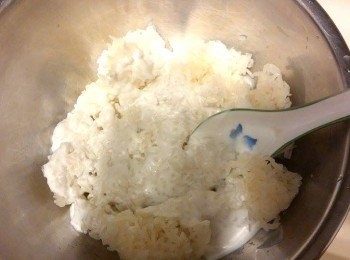 step4: 取出, 加入其中100ml的椰漿, 與糯米拌勻