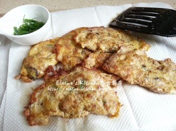 step9: 慢慢煎至兩面金黃色 , 放在廚紙吸取油份後放上碟 , 最後灑上蔥絲即可