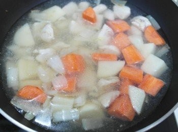 step5: 炒到雞肉變色後加入適量的水!!水量約蓋過材料們即可!!蓋上鍋蓋小火悶煮~~