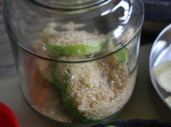 step5: 再放大概2湯匙的糖進去，可依個人喜好甜度調整糖的用量。