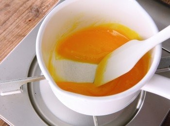 step1: 將蛋倒入缽盆中打散，接著加入細砂糖、檸檬汁後，用打蛋器攪拌。然 後將蛋液倒入鍋中，一邊用橡皮刮刀攪拌，一邊用小火加熱。攪拌到變 得黏稠後離開火源