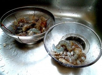 step3: 基圍蝦去頭去殼(留起) , 將蝦肉去腸後切粒