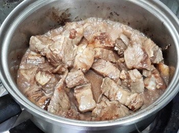 step3: 下所有調味料拌勻，用中火煮沸，然後轉小火炆45分鐘